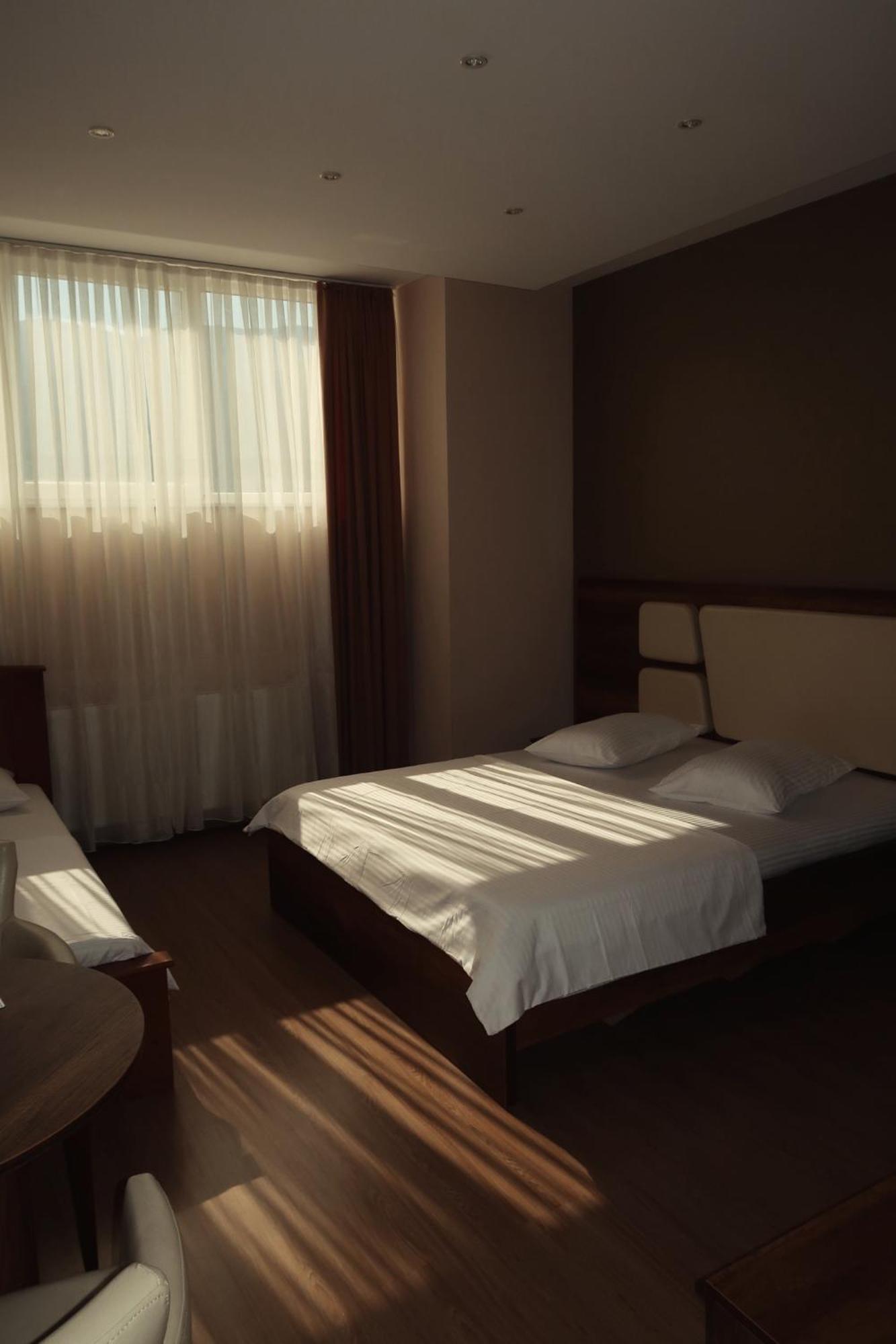 Hotel Antika Peje Extérieur photo
